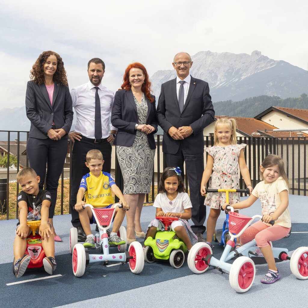 Florian, Florian, Paula, Emma und Katharina zeigten LRin Eva Pawlata, LHStv Georg Dornauer, LRin Cornelia Hagele und LH Anton Mattle im Anschluss an die Pressekonferenz die Spiel- und Bewegungsmöglichkeiten 