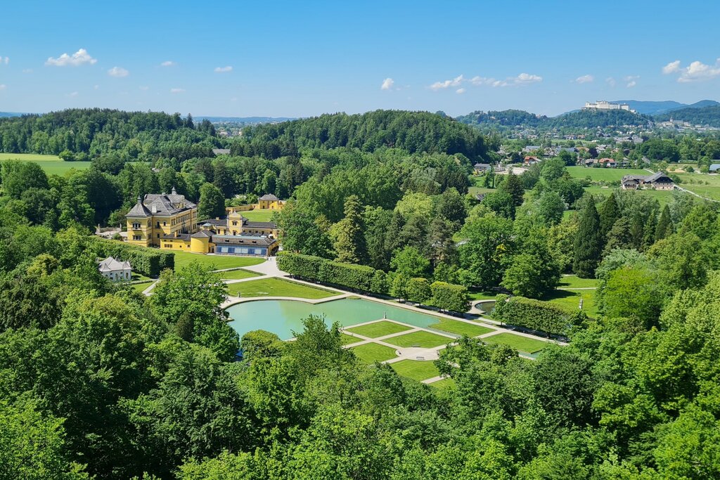 Land Salzburg/Bernhard Kern - Der Blick vom zweiten Stock des Volkskundemuseums im Monatsschlössl Richtung Schloss Hellbrunn sowie der Festung Hohensalzburg.
