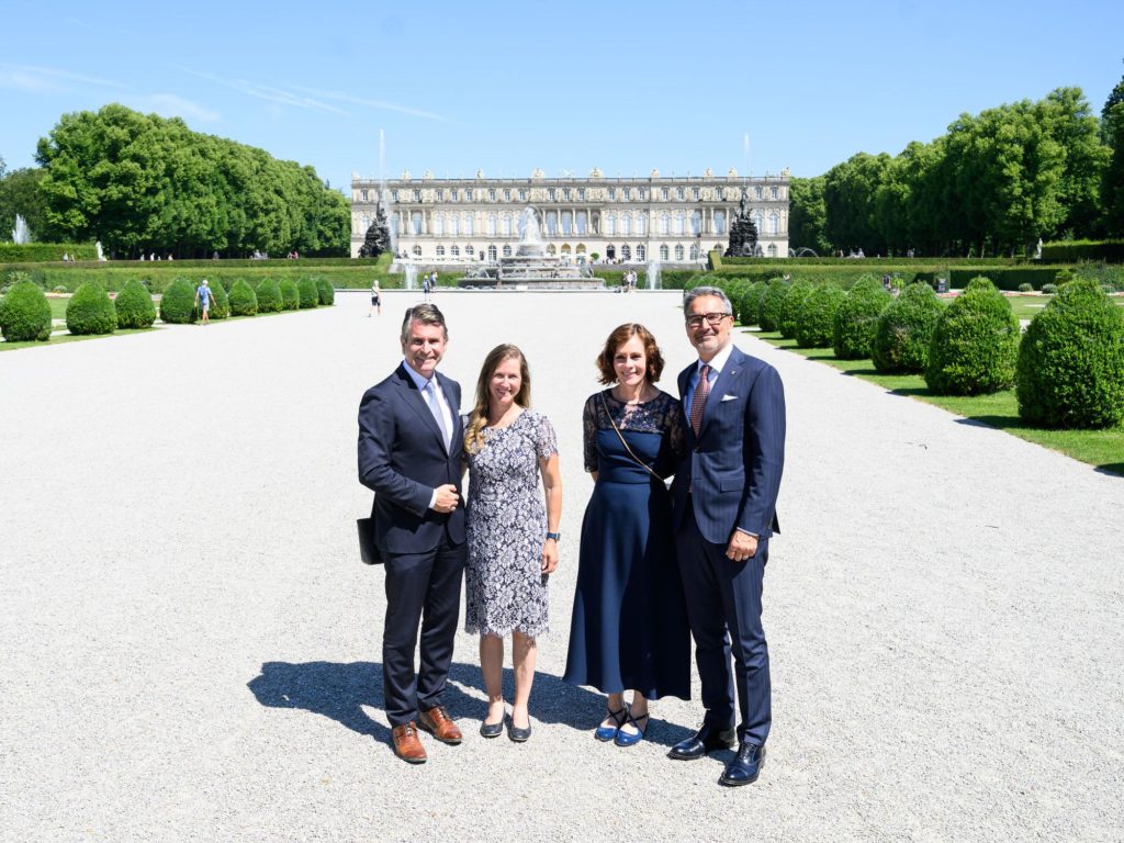 Bayerische Staatskanzlei - Vor dem Schloss Herrenchiemsee: Europaminister Eric Beißwenger, Judit Beißwenger, Nadja Ahlbrecht u. LH Anro Kompatscher