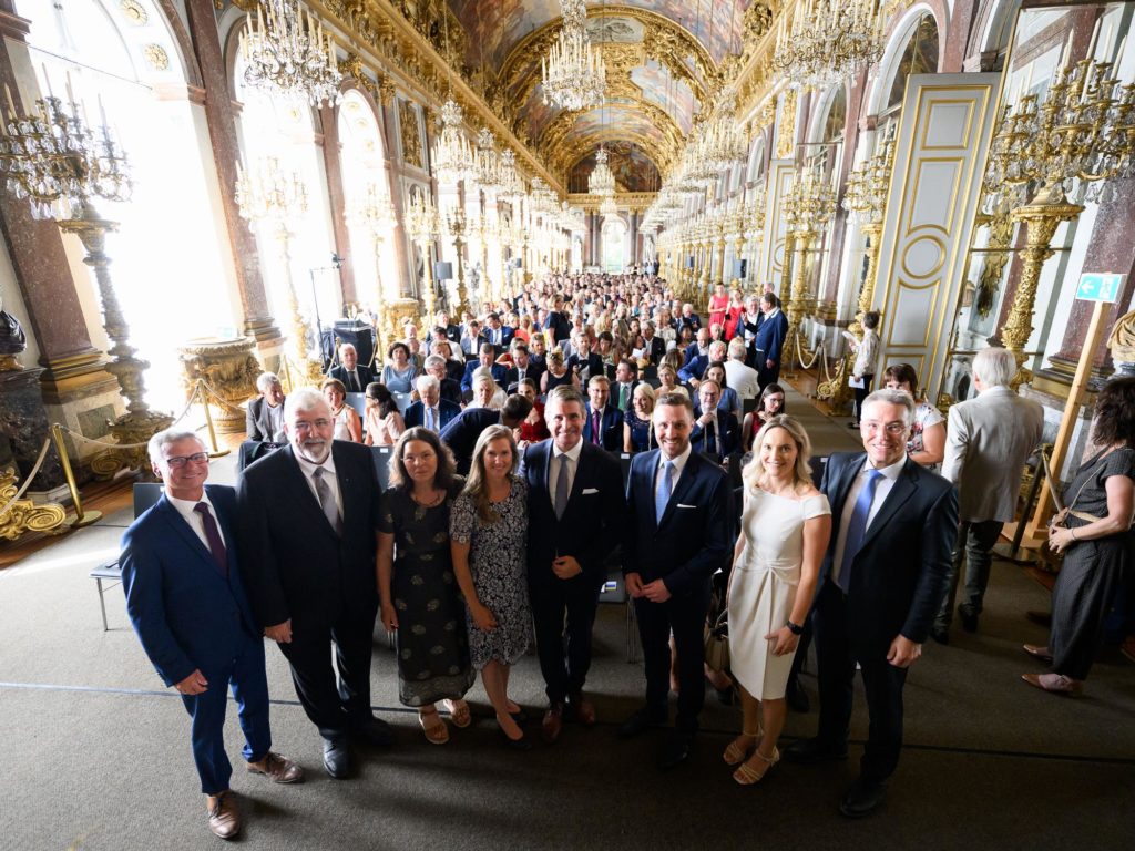Bayerische Staatskanzlei - Gruppenbild beim Festakt zur Eröffnung der Herrenchiemsee Festspiele im Schloss Herrenchiemsee